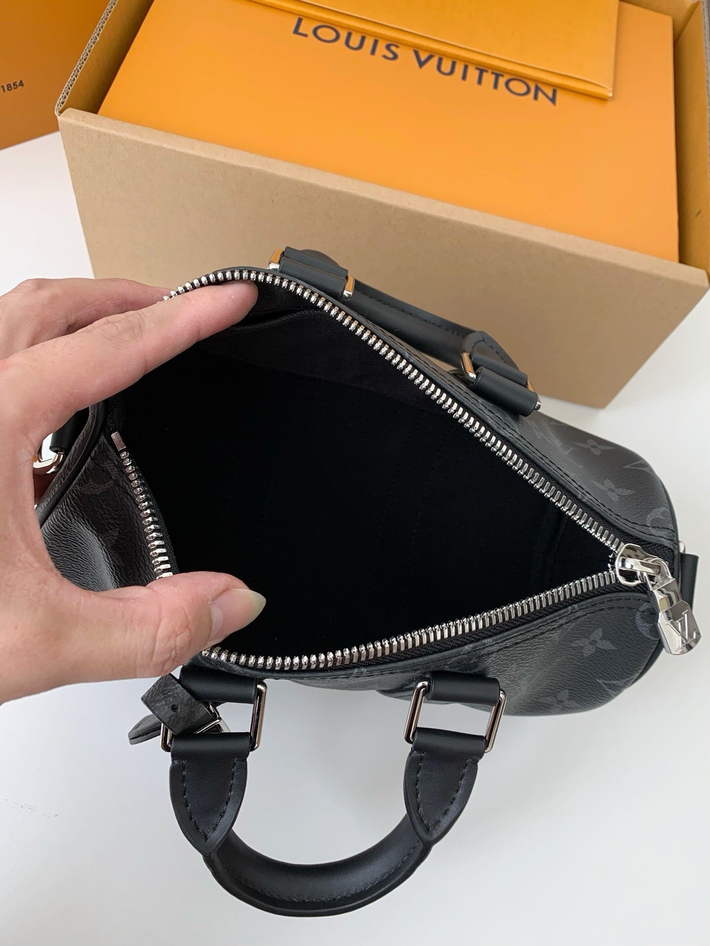 LV Keepall Bandoulière 25 Bag