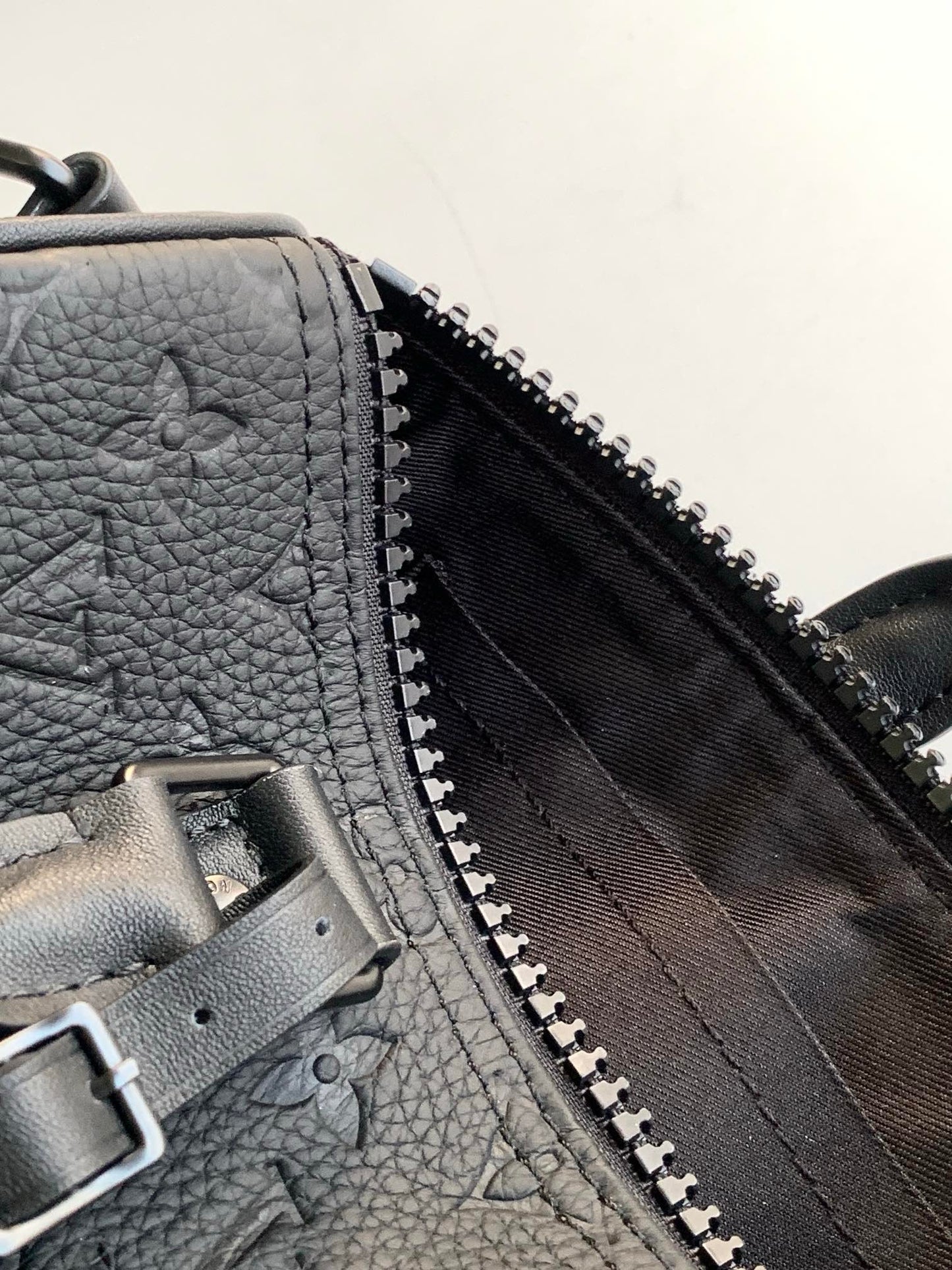LV Keepall Bandoulière 25 Bag
