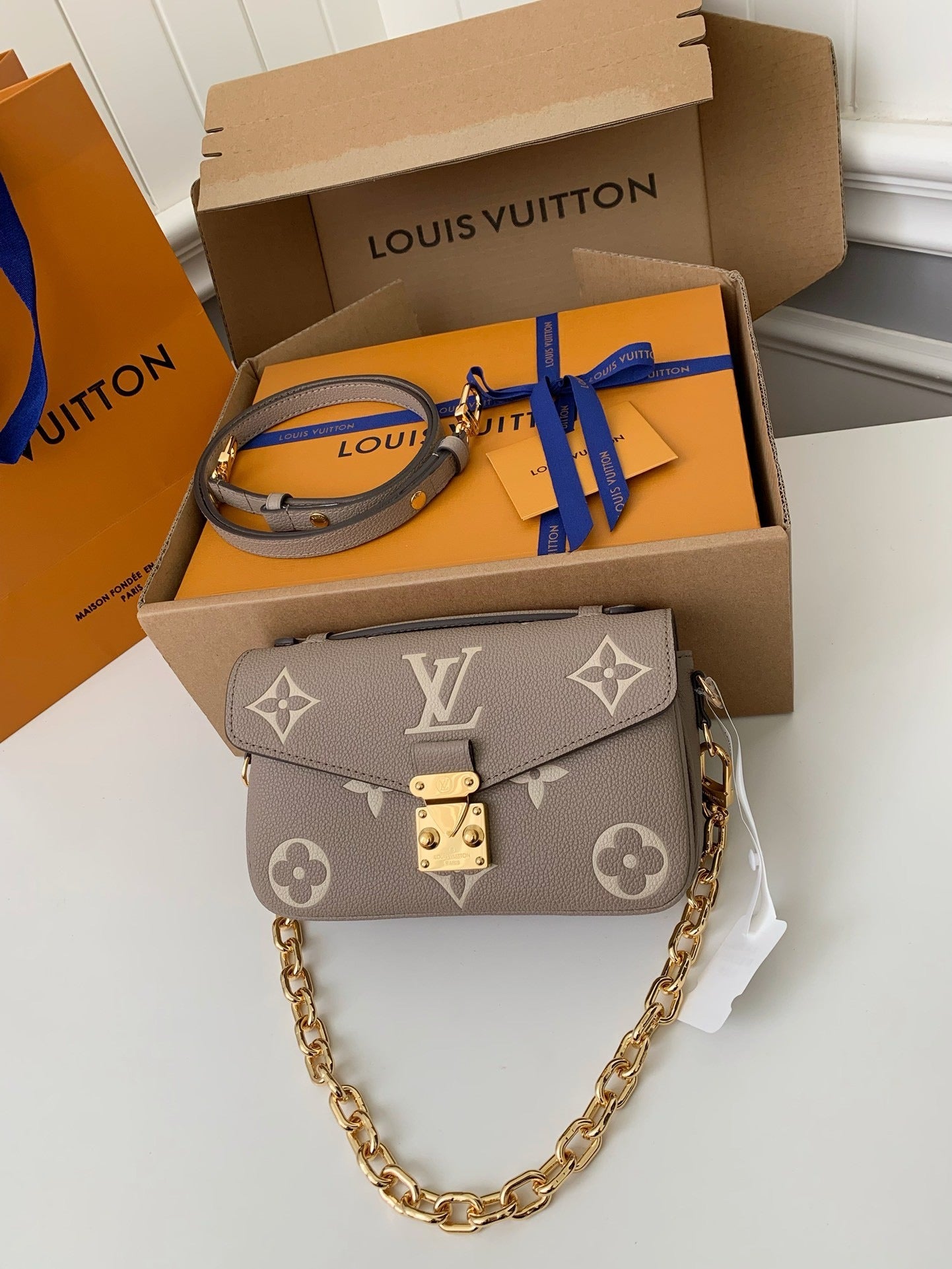 LV Pochette Metis East West