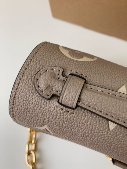 LV Pochette Metis East West