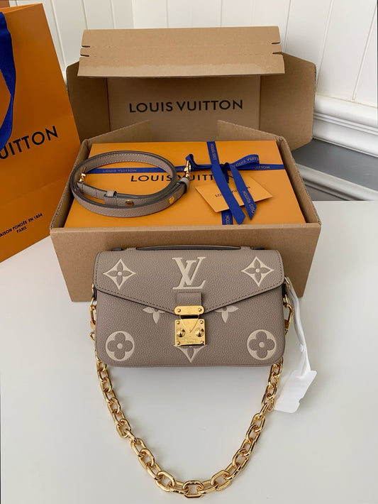 LV Pochette Metis East West