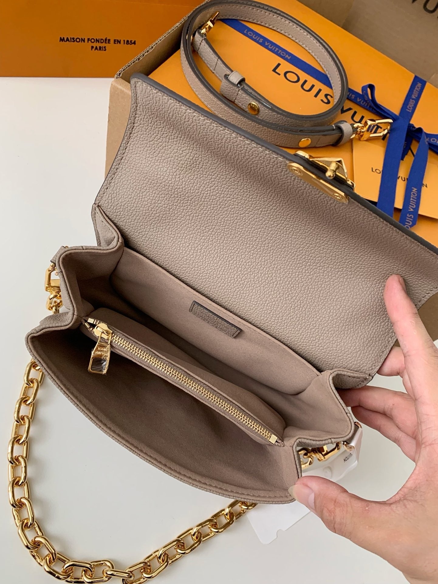 LV Pochette Metis East West