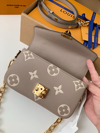 LV Pochette Metis East West